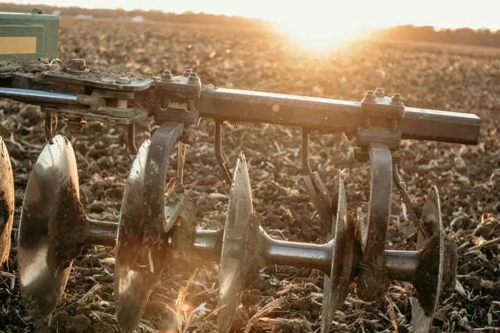 Venta de aperos agrícolas en Arzúa: herramientas de calidad para el campo